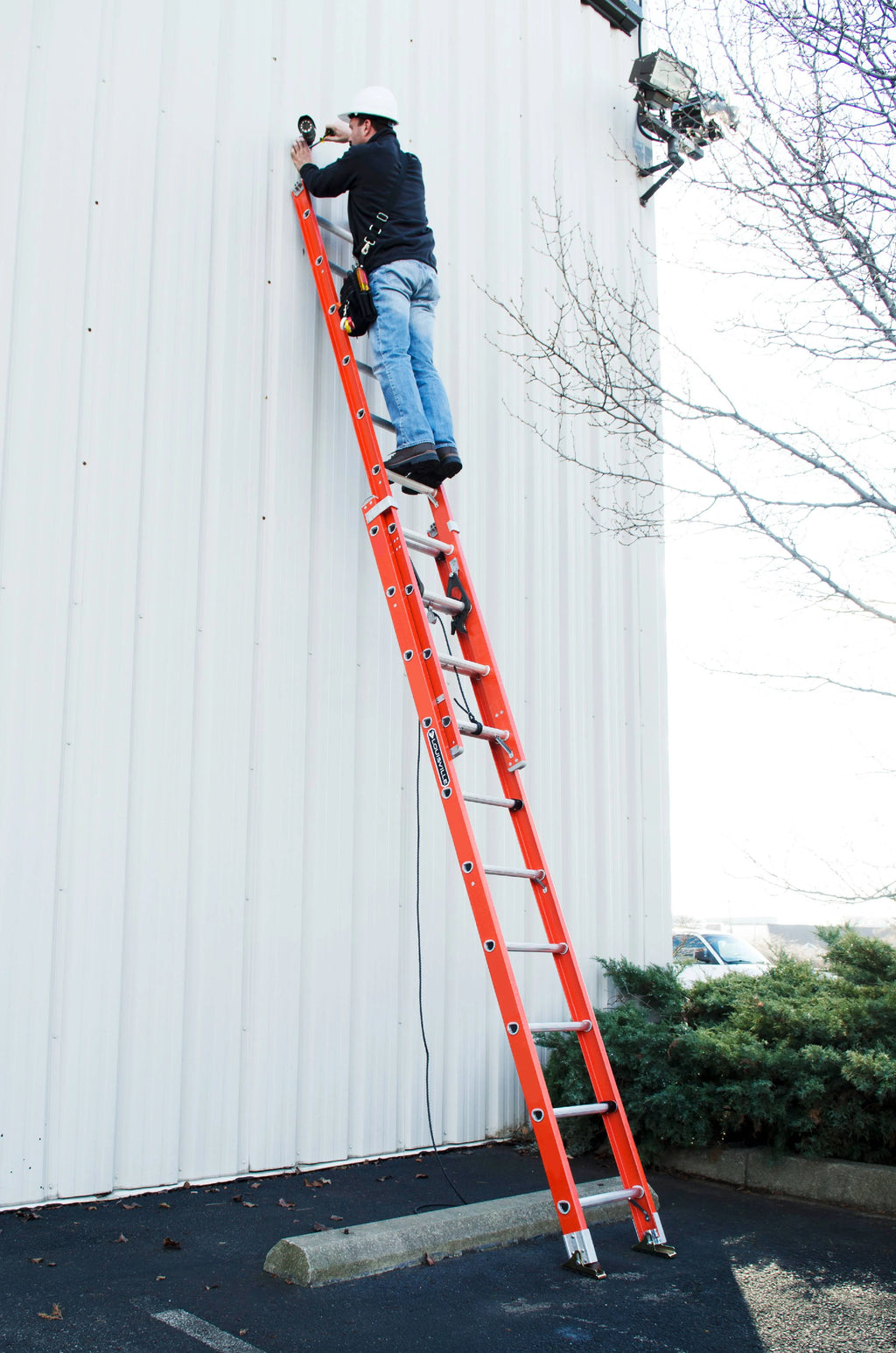 32' Fiberglass Extension Ladder, 300 lbs Load Capacity U517203